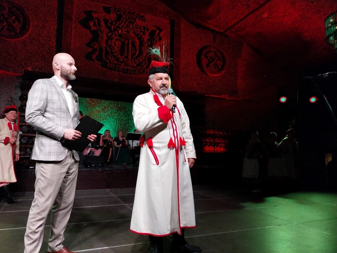 Podłoga drżała od tańca i śpiewu