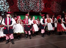 Podłoga drżała od tańca i śpiewu