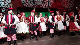 Podłoga drżała od tańca i śpiewu