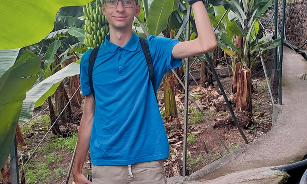 Chłopak lubi podróżować.  Tu na plantacji bananów  na wyspie Madera 