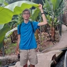 Chłopak lubi podróżować.  Tu na plantacji bananów  na wyspie Madera 