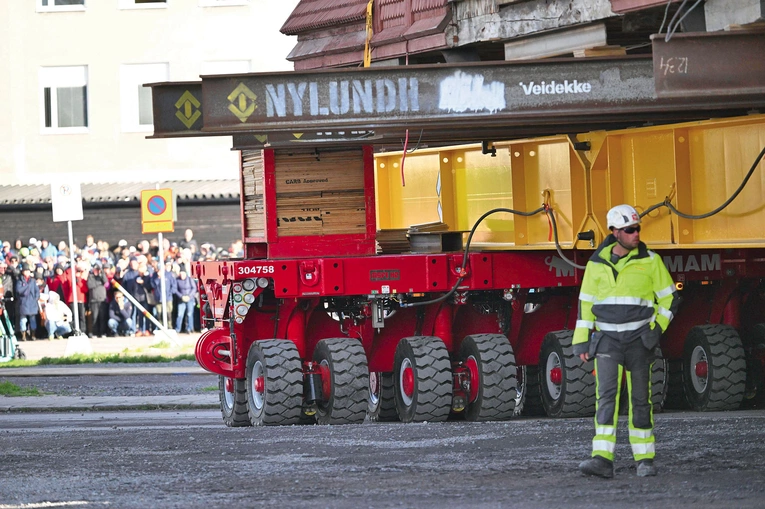Pięciokilometrowa podróż czerwonego, drewnianego kościoła trwała 12 godzin
