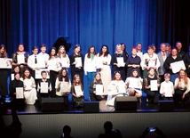 Laureaci prezentacji na scenie kęckiego Domu Kultury.