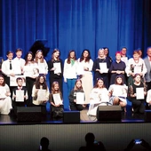 Laureaci prezentacji na scenie kęckiego Domu Kultury.