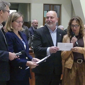 Jadwiga i Ryszard Borowcowie (z prawej) przekazują odpowiedzialność za wspólnotę Agnieszce i Krzysztofowi Grotom.