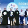   Najlepsi opiekunowie drużyn z organizatorami rozgrywek. Od lewej: Izabela Habdas, Teresa Pomper, ks. Bogusław Szwanda, ks. Jarosław Fijołek, ks. Michał Styła, Bartłomiej Beer, Maciej Molenda i ks. Marcin Pomper.