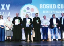   Najlepsi opiekunowie drużyn z organizatorami rozgrywek. Od lewej: Izabela Habdas, Teresa Pomper, ks. Bogusław Szwanda, ks. Jarosław Fijołek, ks. Michał Styła, Bartłomiej Beer, Maciej Molenda i ks. Marcin Pomper.