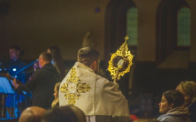 Spotkania odbywają się w kościele św. Jacka. Gromadzą od kilkudziesięciu do kilkuset osób pragnących modlitwy, słuchania i spotkania z żywym Panem. 