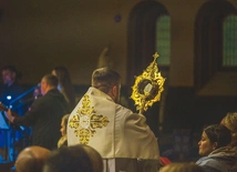 Spotkania odbywają się w kościele św. Jacka. Gromadzą od kilkudziesięciu do kilkuset osób pragnących modlitwy, słuchania i spotkania z żywym Panem. 