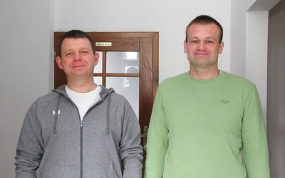 Tomasz i Mateusz w domu parafialnym czekają na kandydatów do grupy.