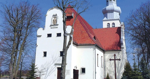 Charakterystyczna bryła świątyni dominuje nad okolicą.