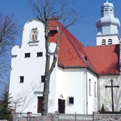Charakterystyczna bryła świątyni dominuje nad okolicą.
