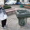 Na krakowskim pl. Wszystkich Świętych ustawiono miniaturę dłuta prof. Karola Badyny, przedstawiającą stojący tu niegdyś kościół pw. Wszystkich Świętych w jego gotyckim kształcie.