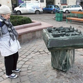 Na krakowskim pl. Wszystkich Świętych ustawiono miniaturę dłuta prof. Karola Badyny, przedstawiającą stojący tu niegdyś kościół pw. Wszystkich Świętych w jego gotyckim kształcie.