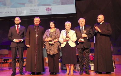 Laureaci XVII Nagrody im. kard. nom. I. Jeża wraz z kapitułą.