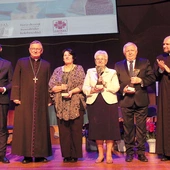 Laureaci XVII Nagrody im. kard. nom. I. Jeża wraz z kapitułą.