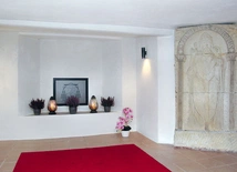 Krypta z ciałem pasterza znajduje się po prawej stronie ołtarza bazyliki.