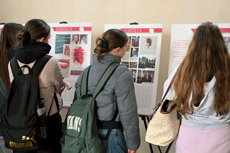 Młodzież zwiedzająca ekspozycję o cudach eucharystycznych w kościele Mariackim w Sławnie. 