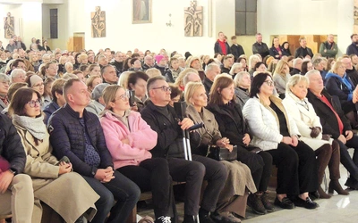 W naukach uczestniczyły tłumy wiernych. 