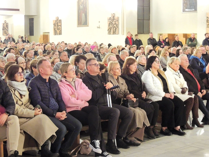 W naukach uczestniczyły tłumy wiernych. 