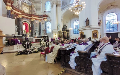Uroczystości pogrzebowe w legnickim kościele pw. św. Jana Chrzciciela. 