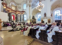 Uroczystości pogrzebowe w legnickim kościele pw. św. Jana Chrzciciela. 
