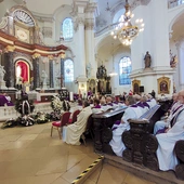 Uroczystości pogrzebowe w legnickim kościele pw. św. Jana Chrzciciela. 