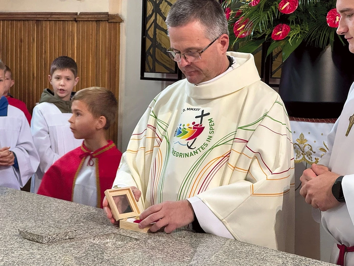 Na zakończenie wprowadzono relikwie bł. Jerzego Popiełuszki.