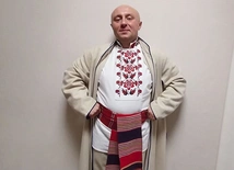 Ks. Tomasz Sawicki zachęca młodych, by poznawali tańce ludowe, bo są ważnym elementem tożsamości i tradycji.