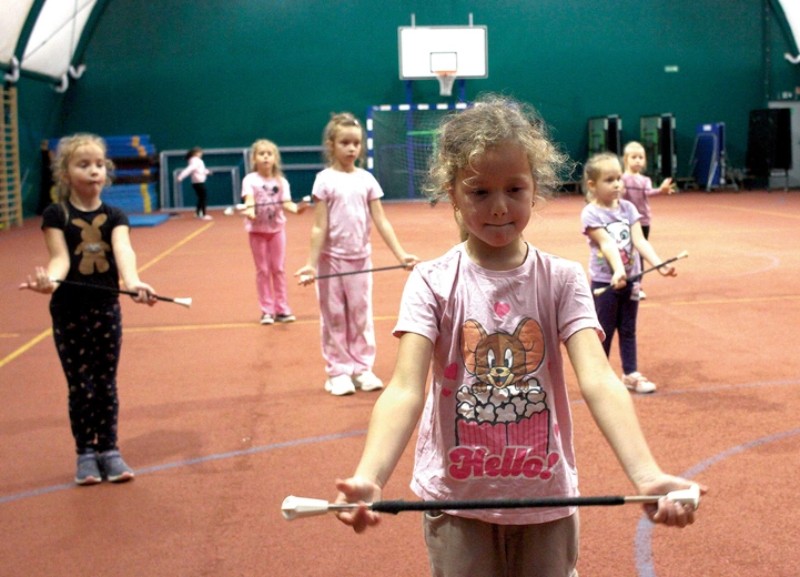 Trening mażoretek w hali sportowej SP Kotulin. Wszystkie sekcje kotulińskiego klubu. 