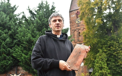 Prace mają ruszyć w październiku. Pomóc może każdy z nas! Koszt jednej dachowej płytki to ok. 15 zł. Zbiórka dostępna jest pod adresem www.siepomaga.pl/remont-dachu-kosciola-jaczow.