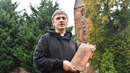 Prace mają ruszyć w październiku. Pomóc może każdy z nas! Koszt jednej dachowej płytki to ok. 15 zł. Zbiórka dostępna jest pod adresem www.siepomaga.pl/remont-dachu-kosciola-jaczow.
