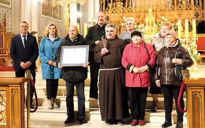O. Juniper Ostrowski, wolontariusze Kuchni dla Ubogich z przedstawicielami funduszu i bp. Markiem Solarczykiem.