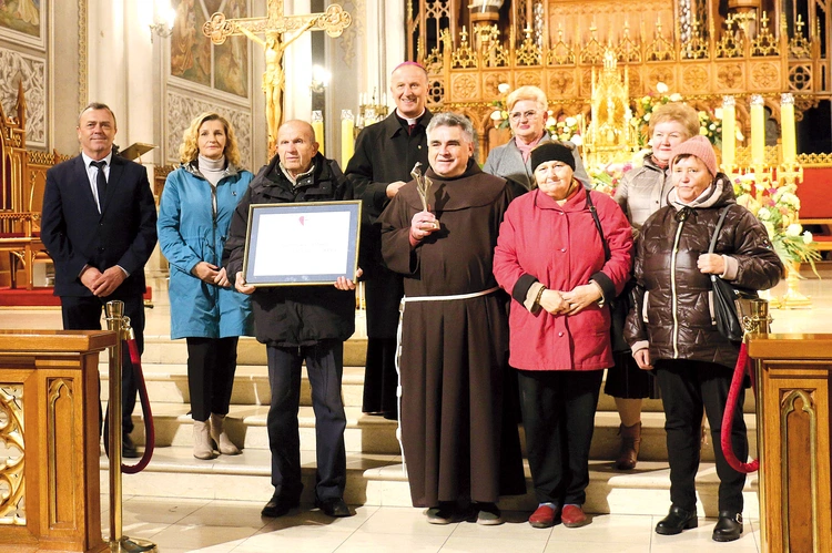 O. Juniper Ostrowski, wolontariusze Kuchni dla Ubogich z przedstawicielami funduszu i bp. Markiem Solarczykiem.