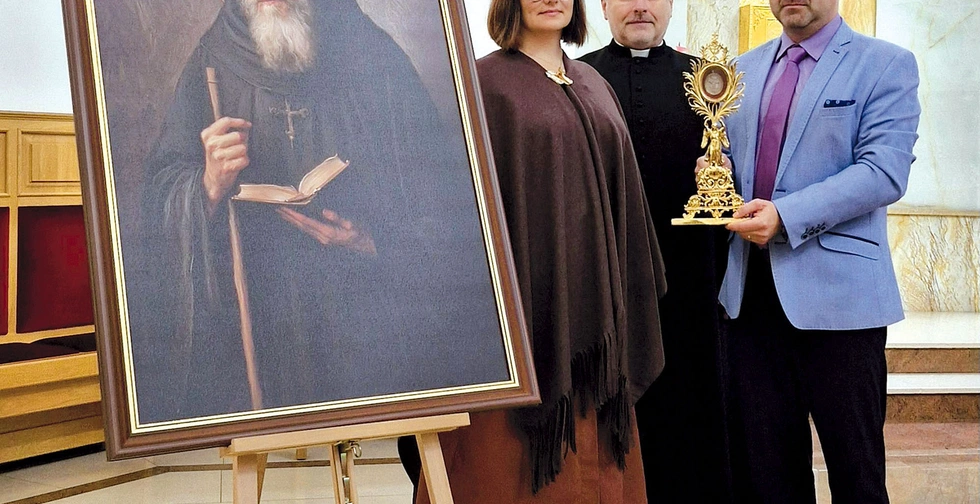  Relikwie  świętego podarowali Weronika i Artur Traczewscy. Małżeństwo, podróżując po Europie, szczególnie po krajach Beneluksu, napotykało kościoły zamykane lub zamieniane na kawiarnie czy kluby. Wtedy postanowili szukać śladów św. Benedykta na potrzeby wawerskiej wspólnoty.