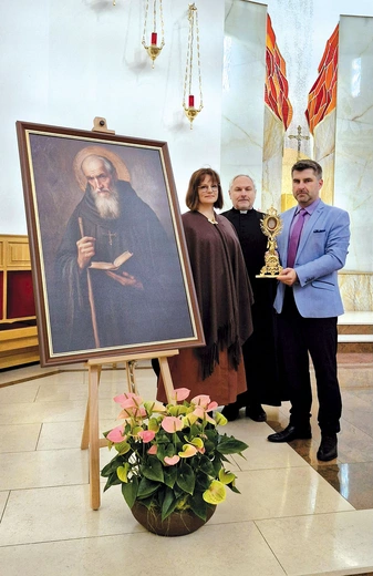  Relikwie  świętego podarowali Weronika i Artur Traczewscy. Małżeństwo, podróżując po Europie, szczególnie po krajach Beneluksu, napotykało kościoły zamykane lub zamieniane na kawiarnie czy kluby. Wtedy postanowili szukać śladów św. Benedykta na potrzeby wawerskiej wspólnoty.