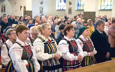 Kobiety w tradycyjnych strojach opoczyńskich. 