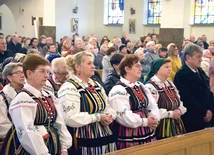 Kobiety w tradycyjnych strojach opoczyńskich. 