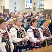 Kobiety w tradycyjnych strojach opoczyńskich. 