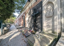 Miejsce spoczynku znaleźli tu najwybitniejsi przedstawiciele polskiego życia kulturalnego, m.in. Władysław Reymont, Leopold Staff, Jan Kiepura,  Ada Sari, Wojciech Młynarski, Maria Rodziewiczówna, Jadwiga Smosarska, Jan Parandowski, Maria Dąbrowska, Hanka Ordonówna czy Artur Oppman.