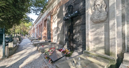 Miejsce spoczynku znaleźli tu najwybitniejsi przedstawiciele polskiego życia kulturalnego, m.in. Władysław Reymont, Leopold Staff, Jan Kiepura,  Ada Sari, Wojciech Młynarski, Maria Rodziewiczówna, Jadwiga Smosarska, Jan Parandowski, Maria Dąbrowska, Hanka Ordonówna czy Artur Oppman.