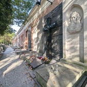Miejsce spoczynku znaleźli tu najwybitniejsi przedstawiciele polskiego życia kulturalnego, m.in. Władysław Reymont, Leopold Staff, Jan Kiepura,  Ada Sari, Wojciech Młynarski, Maria Rodziewiczówna, Jadwiga Smosarska, Jan Parandowski, Maria Dąbrowska, Hanka Ordonówna czy Artur Oppman.