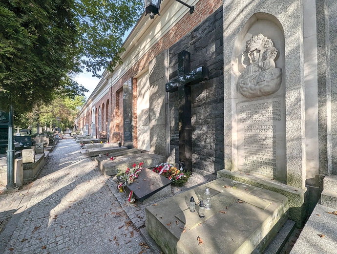 Miejsce spoczynku znaleźli tu najwybitniejsi przedstawiciele polskiego życia kulturalnego, m.in. Władysław Reymont, Leopold Staff, Jan Kiepura,  Ada Sari, Wojciech Młynarski, Maria Rodziewiczówna, Jadwiga Smosarska, Jan Parandowski, Maria Dąbrowska, Hanka Ordonówna czy Artur Oppman.