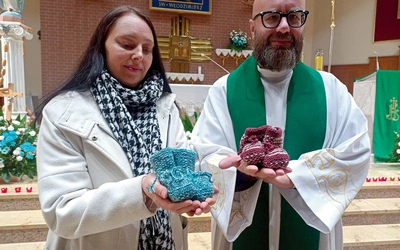 Dzień Dziecka Utraconego obchodzony jest w Polsce  15 października. Gdyby ciąża rozpoczęła się 1 stycznia, jej rozwiązanie przypadłoby mniej więcej około połowy października. Małgorzata Becheler, trener rozwoju osobistego, coach, edukator płodności, mama, która sama doświadczyła straty dziecka, oraz ks. Wojciech Szychowski zachęcają,  by nie wypierać straty dziecka, a w przypadku sztucznych poronień mieć coś, co o dziecku przypomina, tak jak się ma w domu fotografię ukochanych  osób.