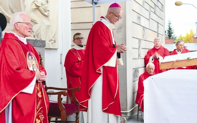 Mszę św. koncelebrowali m.in. ks. Jan Sikorski i ks. Czesław Banaszkiewicz, którzy dobrze znali kapłana męczennika.