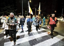  – Idąc przez ciemne ulice, módlcie się także za mieszkańców oraz o pokój na świecie i we własnych sercach – prosił metropolita warszawski, błogosławiąc ponad 200 pielgrzymów. Uczestnicy mieli do pokonania trasę o długości 20 km. Szli drogami stolicy, łączącymi dwie diecezje. Wędrowali w ciszy, w grupach liczących maksymalnie 30 osób. Każdą prowadzili przewodnicy i lektorzy słowa Bożego.