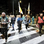  – Idąc przez ciemne ulice, módlcie się także za mieszkańców oraz o pokój na świecie i we własnych sercach – prosił metropolita warszawski, błogosławiąc ponad 200 pielgrzymów. Uczestnicy mieli do pokonania trasę o długości 20 km. Szli drogami stolicy, łączącymi dwie diecezje. Wędrowali w ciszy, w grupach liczących maksymalnie 30 osób. Każdą prowadzili przewodnicy i lektorzy słowa Bożego.