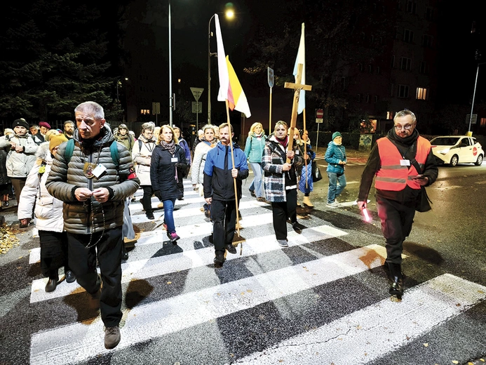  – Idąc przez ciemne ulice, módlcie się także za mieszkańców oraz o pokój na świecie i we własnych sercach – prosił metropolita warszawski, błogosławiąc ponad 200 pielgrzymów. Uczestnicy mieli do pokonania trasę o długości 20 km. Szli drogami stolicy, łączącymi dwie diecezje. Wędrowali w ciszy, w grupach liczących maksymalnie 30 osób. Każdą prowadzili przewodnicy i lektorzy słowa Bożego.