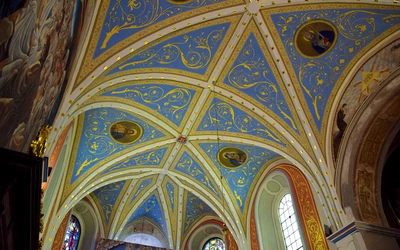 Odnowiona polichromia w prezbiterium.