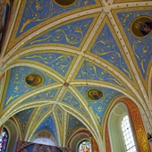 Odnowiona polichromia w prezbiterium.